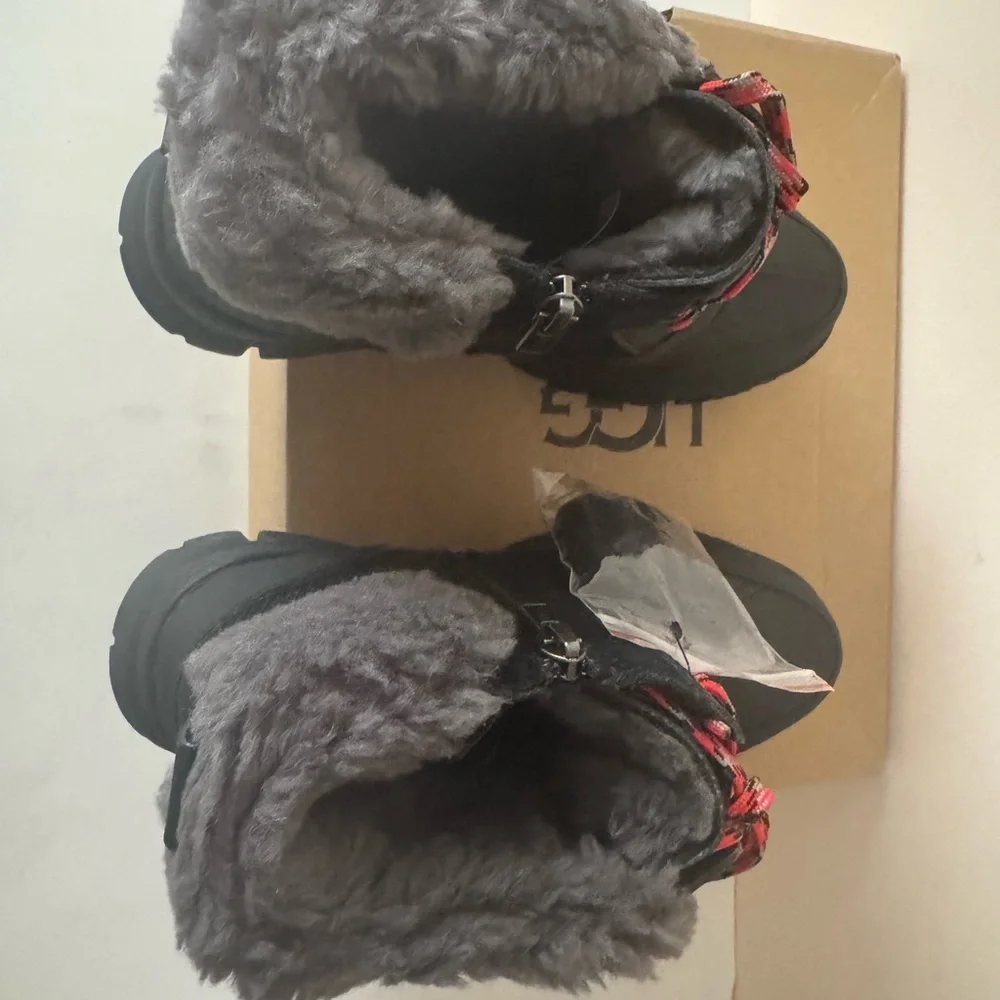UGG Ashton Addie Snow Leather Boot. Waterproof. Size: 8